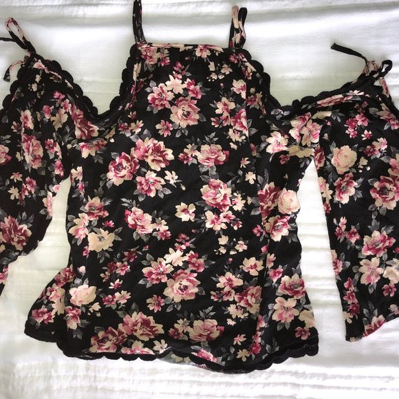 American Eagle cold shoulder top - Picture 2 of 3